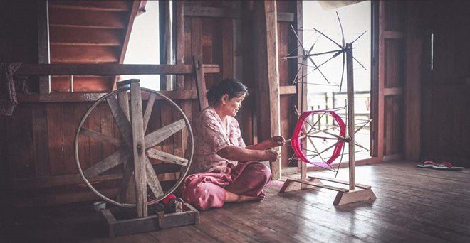 Có một điều đặc biệt trên hồ Inle, du khách sẽ có dịp tận mắt chứng kiến những người thợ dệt vải từ hoa sen. Có một điều đặc biệt trên hồ Inle, du khách sẽ có dịp tận mắt chứng kiến những người thợ dệt vải từ hoa sen.